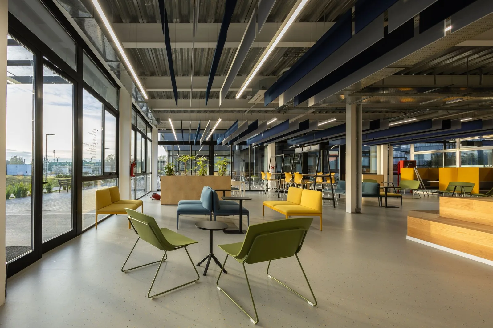 lounge de fium con sillones junto a los ventanales